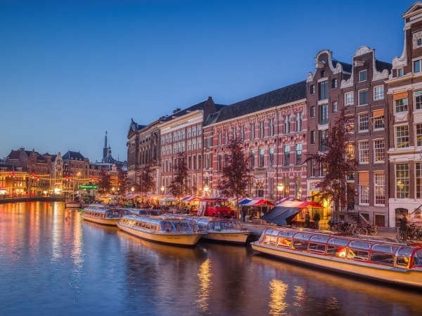 Pervežimai iš Amsterdamo oro uosto (AMS) 